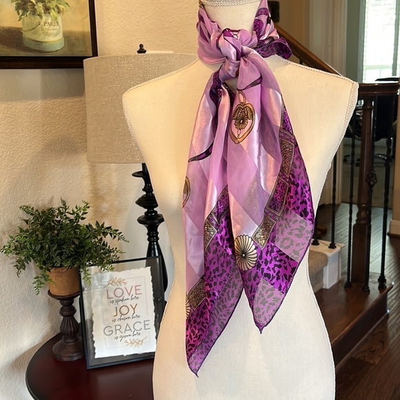 Purple Black Leopard Print Pattern Scarf Gold Tone Chains Sz 36” x 36”  Lavender - Picture 6 of 16